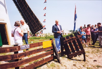 Voorzitter Loek Dijkman tijdens de heropening van de Klaashennepoelmolen op 10 juni 2006. Foto: J.L.J. Tersteeg.